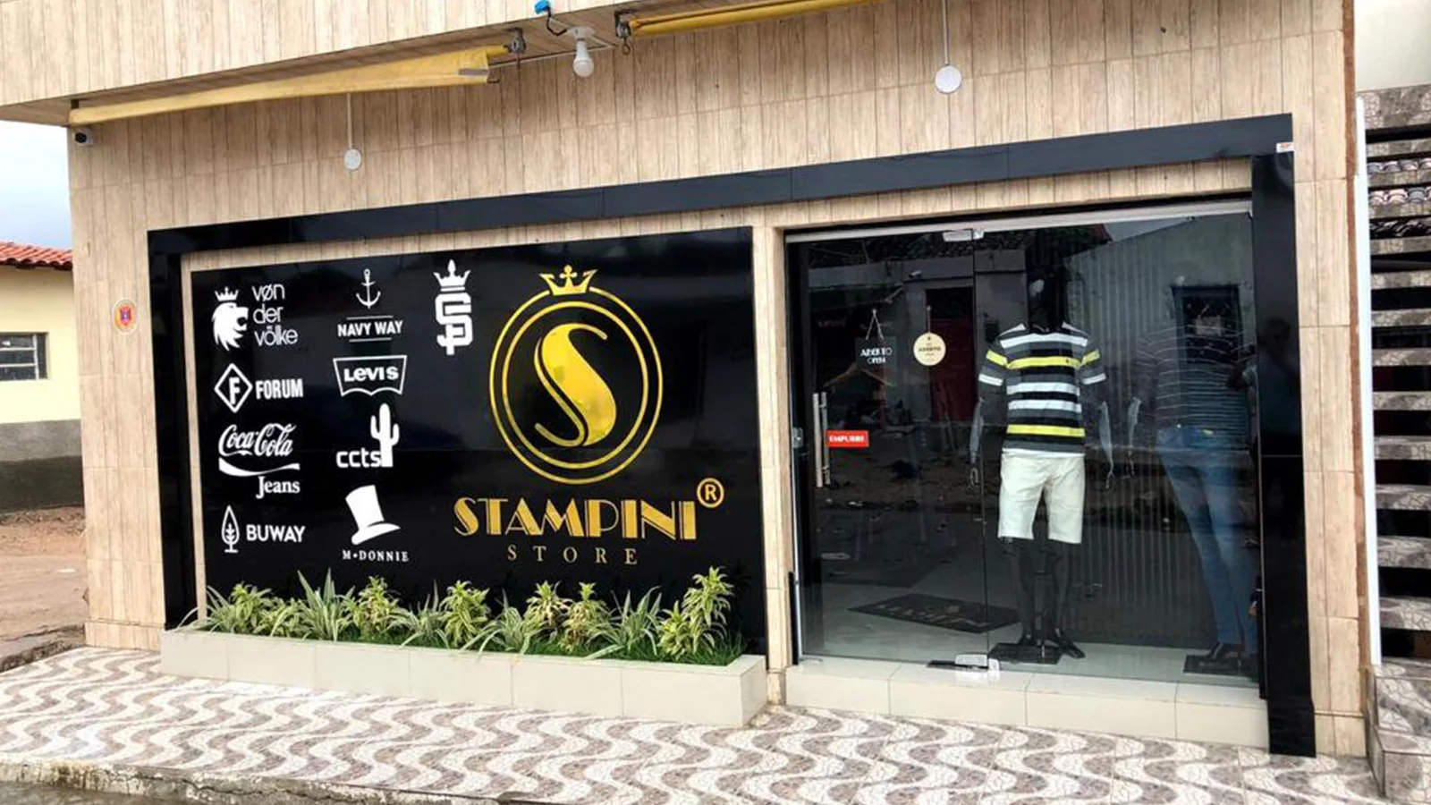 Fachada da Stampini Store com marcas parceiras em exposição